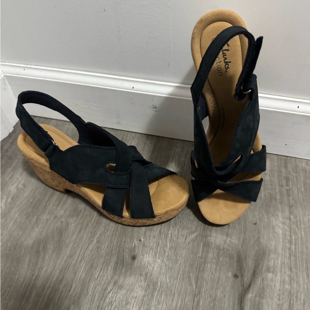 Clarks collection Women's Navy Nubuck and Tan Sandals. EUC size 11. Fits a 10!